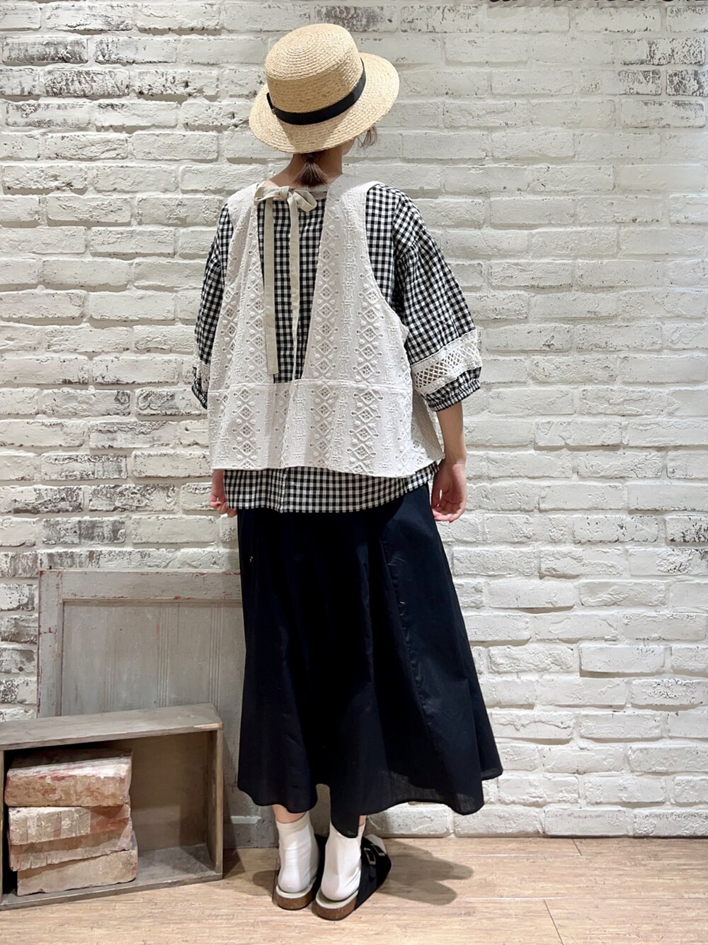 ホワイト系のタンクトップ、ブラック系のシャツ/ブラウス、ホワイト系のベストを着用したレディースの夏コーディネートの3枚目の写真