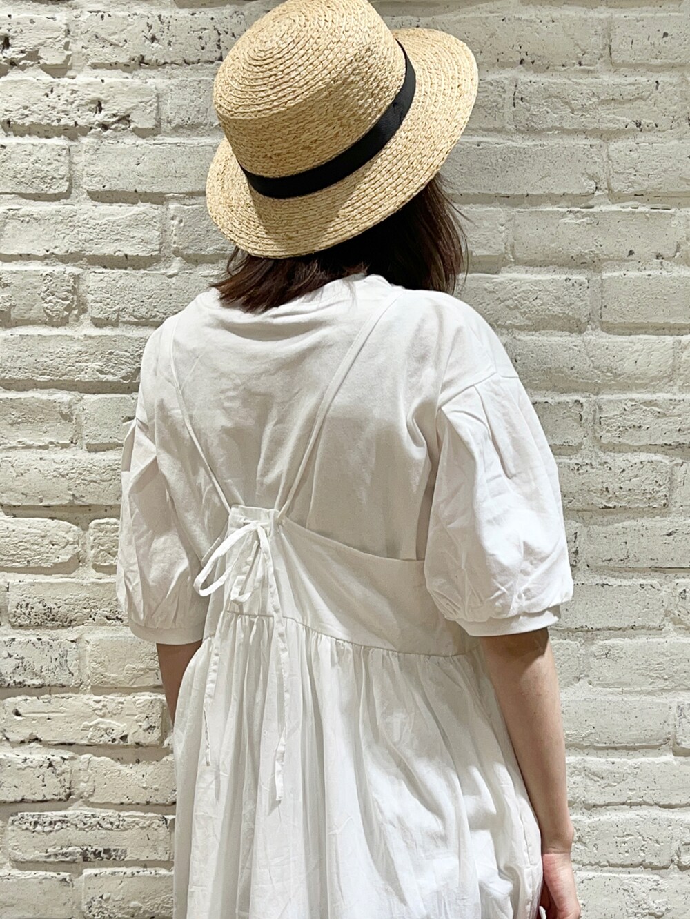 ホワイト系のTシャツ/カットソー、ホワイト系のハンドバッグ、ホワイト系のワンピースを着用したレディースの秋コーディネートの4枚目の写真