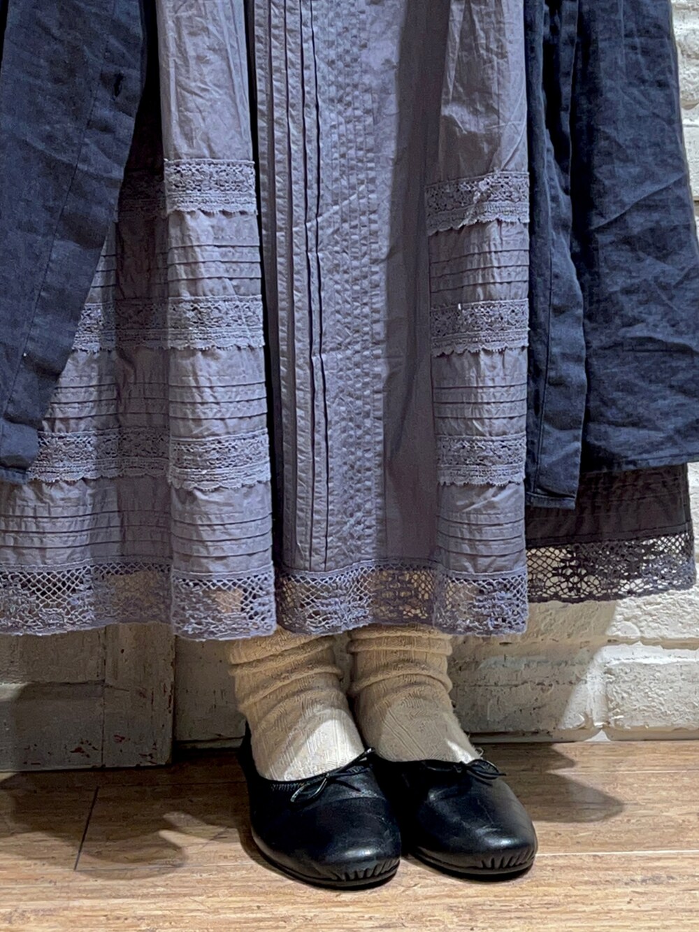 グレー系のシャツ/ブラウス、ブルー系のワンピース、グレー系のスカートを着用したレディースの春コーディネートの5枚目の写真