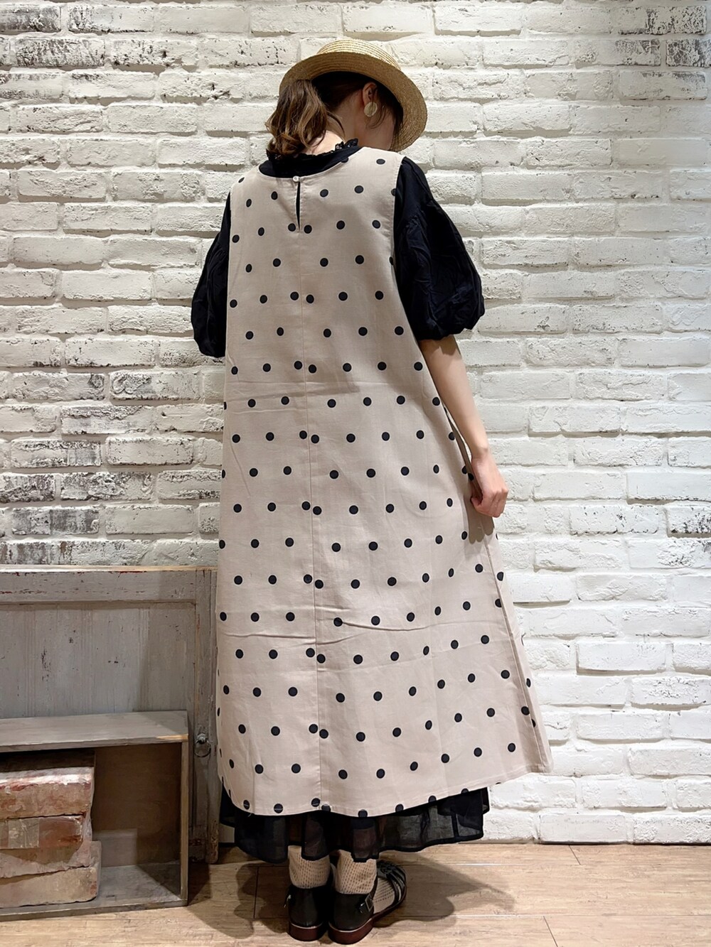 「サマンサ モスモス(Samansa Mos2)、SM2、春夏コーデ、ゆるコーデ、レイヤードスタイル、モノトーン、ドット、ワンピース、ボリューム袖、カンカン帽、かごバッグ、サンダルに靴下、グルカサンダル、サンダル、革靴」｜「Samansa Mos2のレースコサージュピアス（ピアス（両耳用）、ホワイト系）」を使った、いっしき🐻さん（レディース・163cm）の夏コーディネートの4枚目の写真