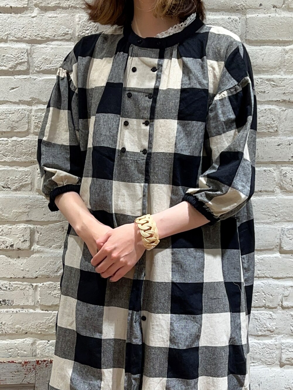 ブラック系のワンピース、ホワイト系のタンクトップ、ブラック系のその他パンツを着用したレディースの春コーディネートの2枚目の写真