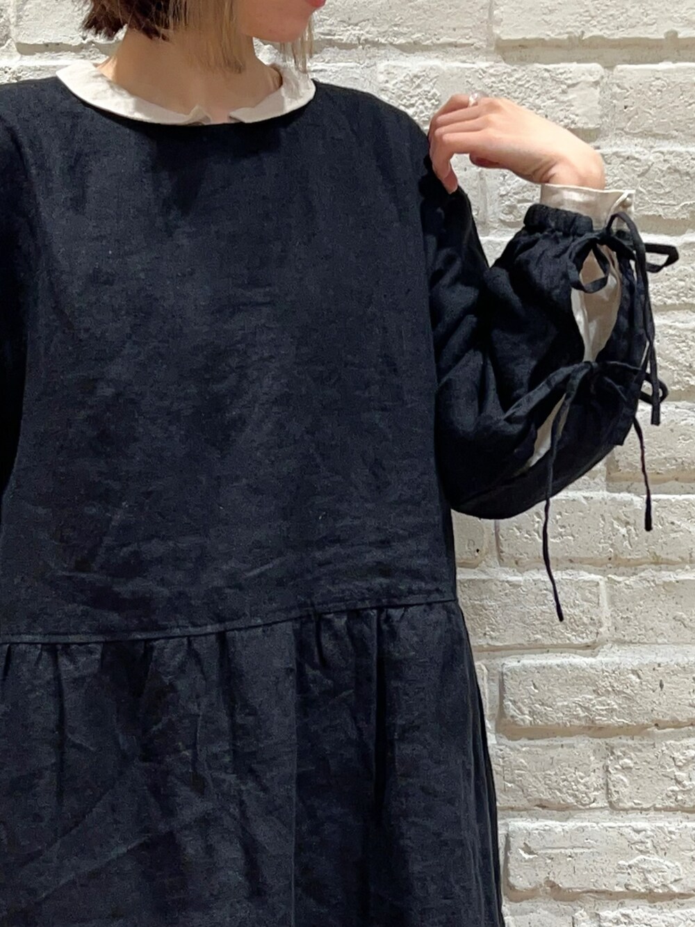 ベージュ系のシャツ/ブラウス、ブラック系のワンピース、その他のその他を着用したレディースの冬コーディネートの2枚目の写真