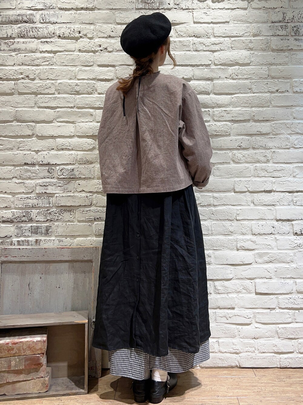 ベージュ系のシャツ/ブラウス、ブラウン系のノーカラージャケット、ブラック系のワンピースを着用したレディースの秋コーディネートの4枚目の写真