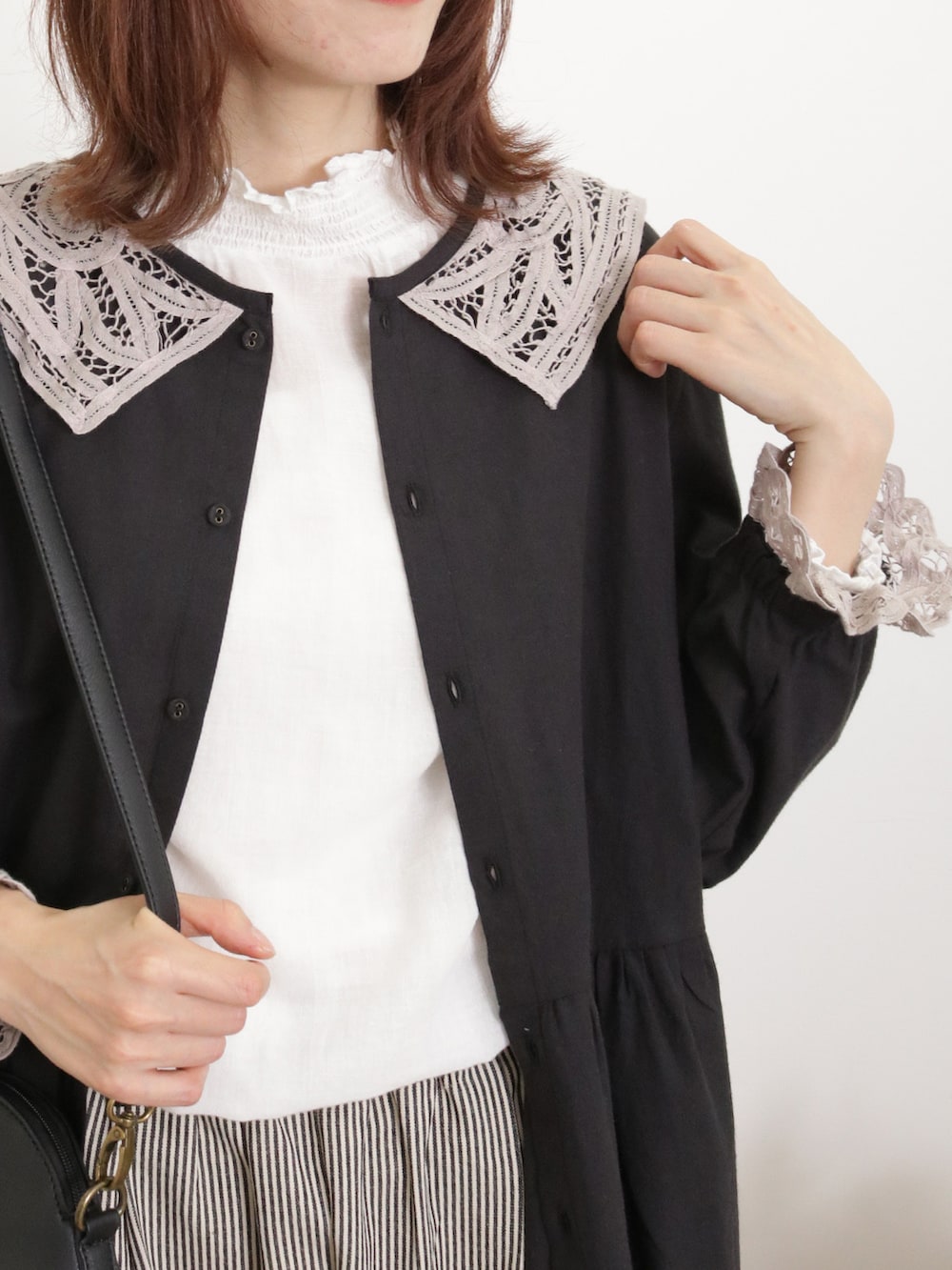 「サマンサ モスモス(Samansa Mos2)、Samansa Mos2、SM2、春コーデ、ゆるコーデ、モノトーンコーデ、セーラーカラー、レース、ボリューム袖、ワンピース、ストライプ、ストライプパンツ、ベレー帽、レースアップシューズ」｜「Samansa Mos2のリネン混ベレー帽（ハット、ブラック系）」を使った、いっしき🐻さん（レディース・164cm）の春コーディネートの4枚目の写真