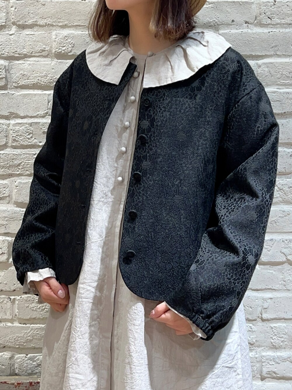 「サマンサ モスモス(Samansa Mos2)、Samansa Mos2、SM2、TSUHARU by Samansa Mos2、春コーデ、ゆるコーデ、モノトーン、リネン、ワンピース、ノーカラージャケット、ジャケット、いまどきジャケット写真、花柄、カンカン帽、サンダル」|「TSUHARU by Samansa Mos2の花柄ジャカード織りジャケット(ノーカラージャケット、ブラック系)」を使った、いっしき🐻さん(レディース・163cm)の春コーディネートの2枚目の写真