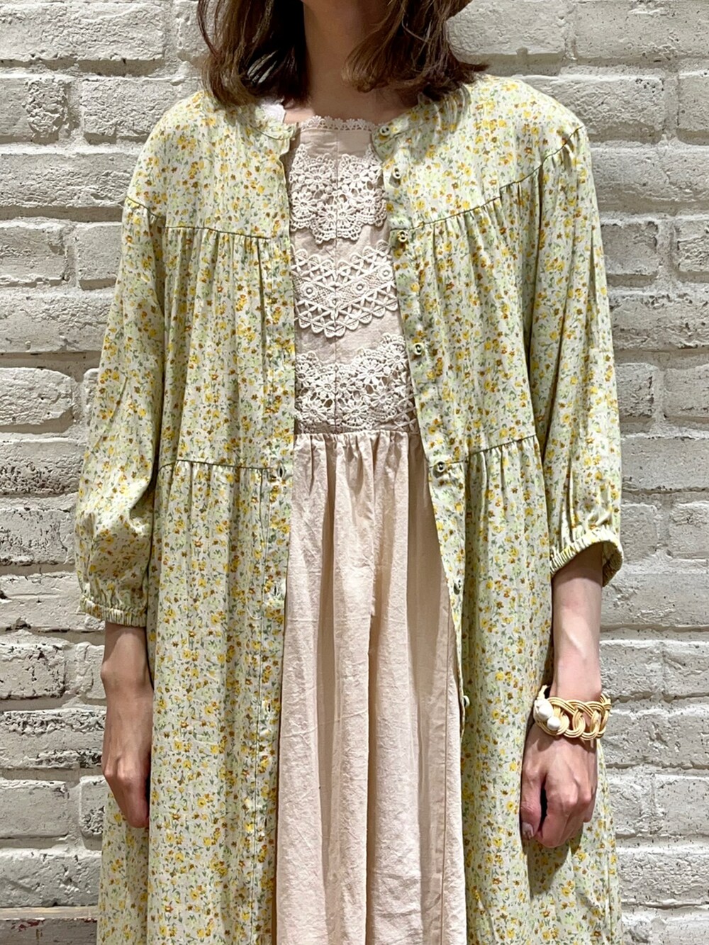 ホワイト系のタンクトップ、ホワイト系のワンピース、イエロー系のワンピースを着用したレディースの夏コーディネートの2枚目の写真