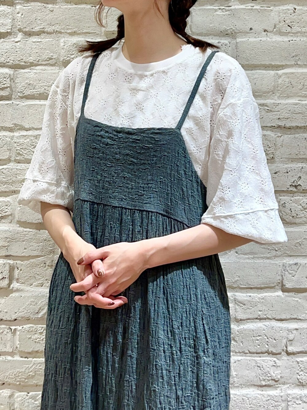 「サマンサ モスモス(Samansa Mos2)、Samansa Mos2、SM2、秋コーデ、秋のコーデ、ゆるコーデ、カジュアルコーデ、デニム、デニムジャケット、Gジャン、ショート丈トップス、キャミワンピ、キャミワンピース、ワンピース、ベレー帽」｜「Samansa Mos2の杢カラーベレー帽（ハット、ブラック系）」を使った、いっしき🐻さん（レディース・163cm）の秋コーディネートの4枚目の写真