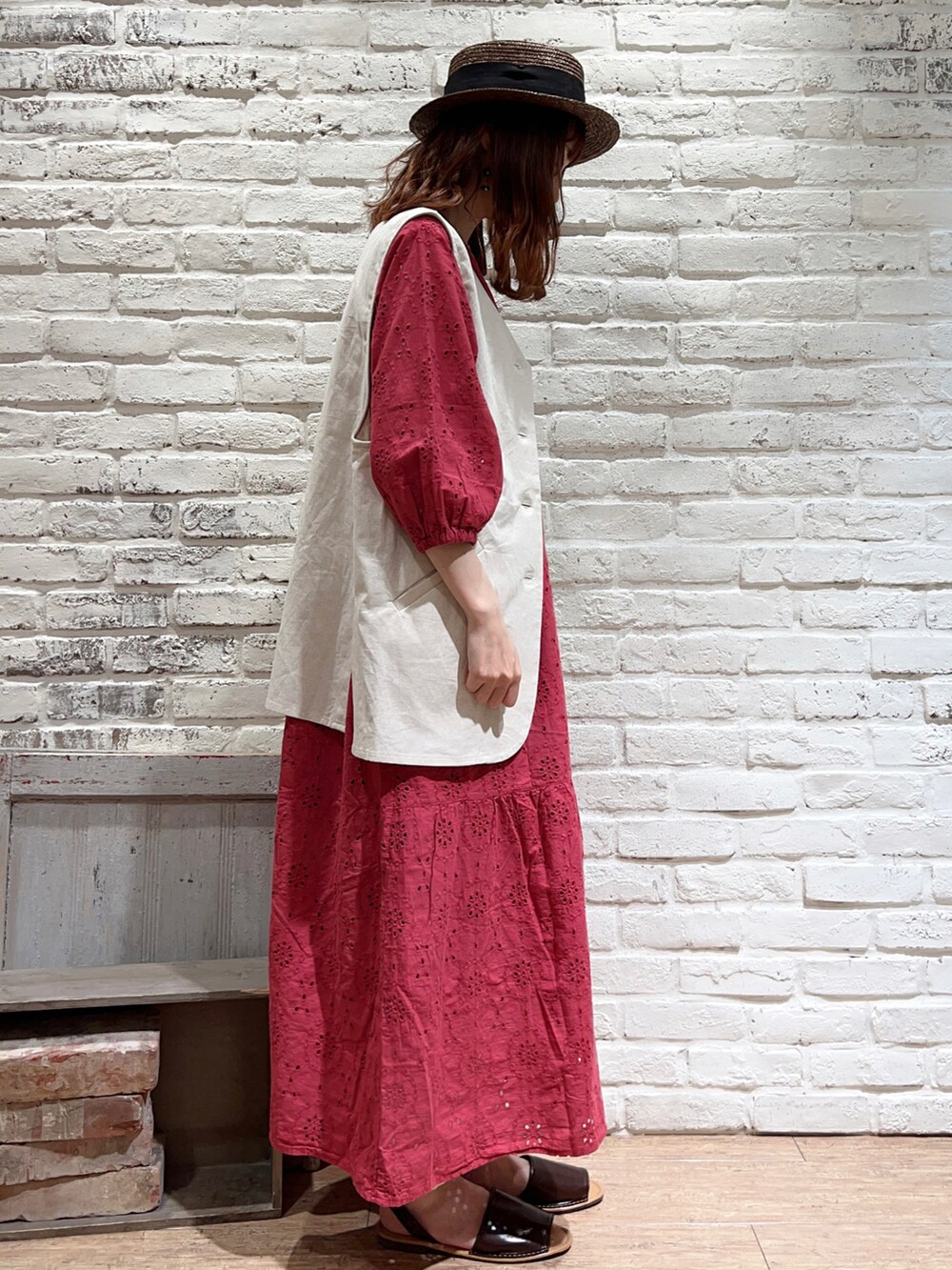 ホワイト系のTシャツ/カットソー、ホワイト系のベスト、ピンク系のワンピースを着用したレディースの春コーディネートの3枚目の写真