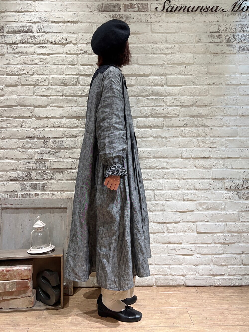 ブラック系のシャツ/ブラウス、ベージュ系のカーゴパンツ、その他のその他を着用したレディースの冬コーディネートの3枚目の写真