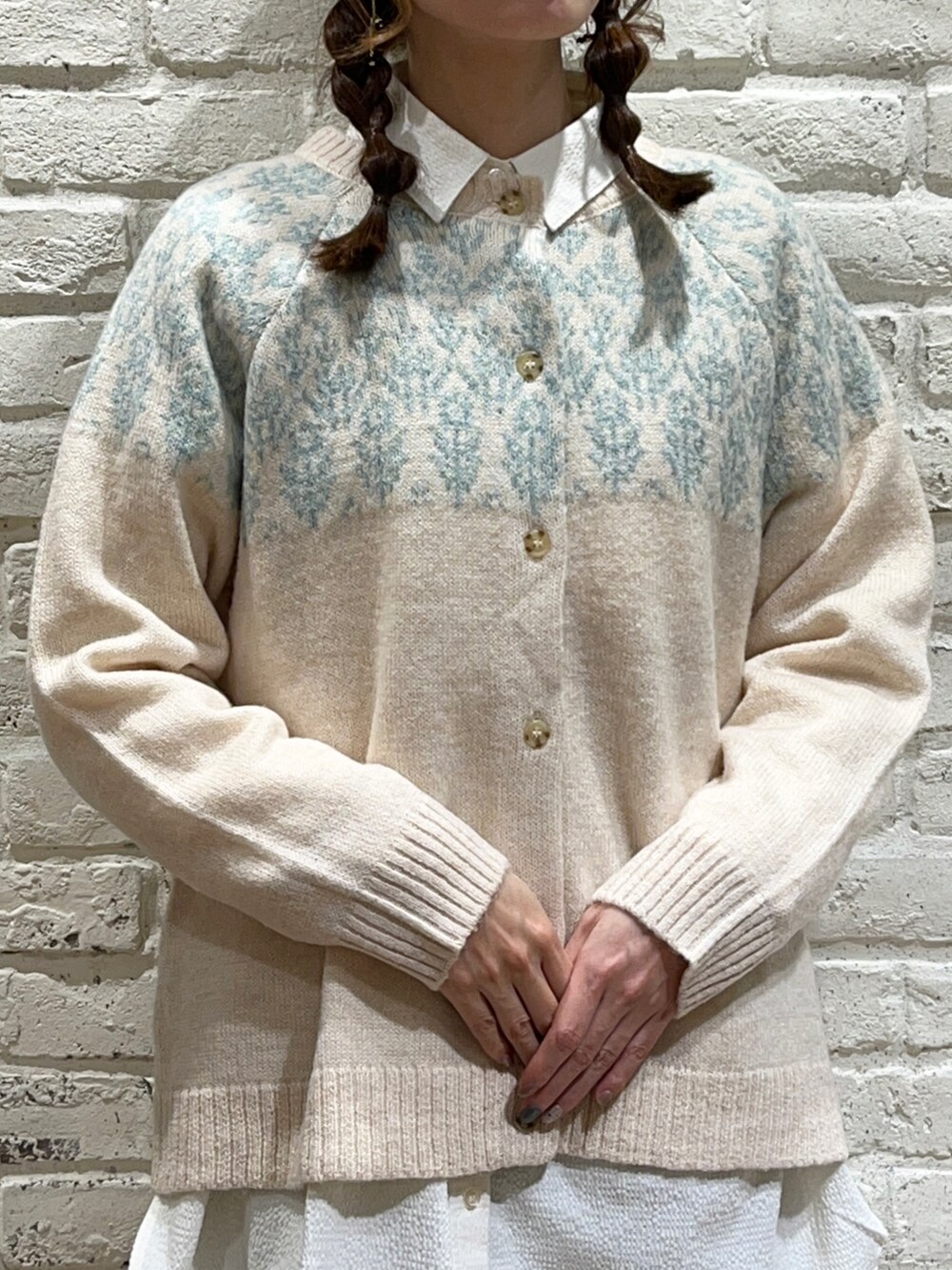 ホワイト系のシャツ/ブラウス、グリーン系のその他パンツ、ブラウン系のモカシン/デッキシューズを着用したレディースの冬コーディネートの2枚目の写真