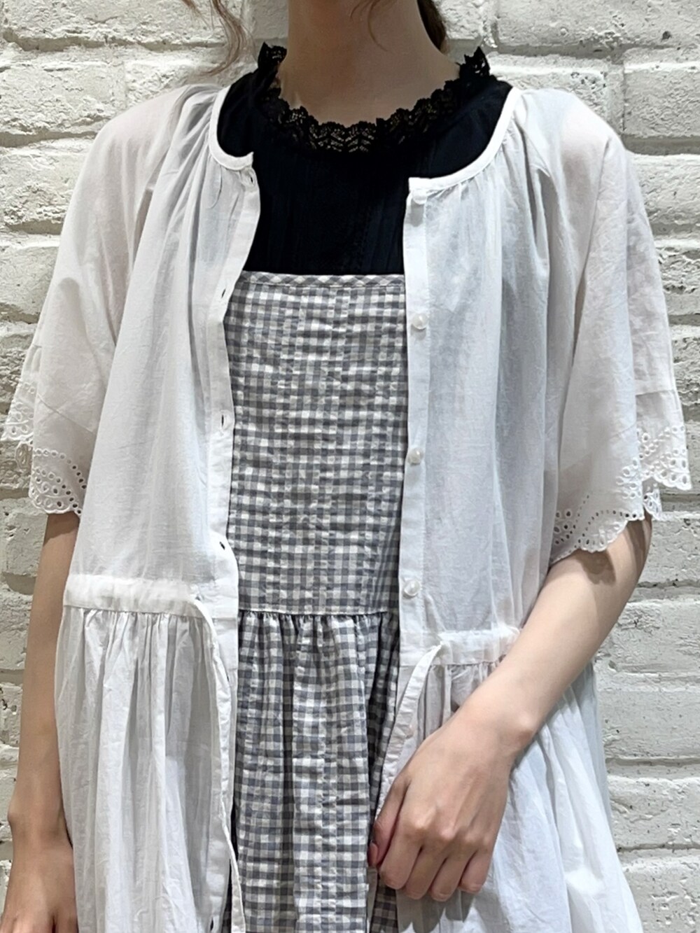 ブラック系のTシャツ/カットソー、ホワイト系のワンピース、グリーン系のワンピースを着用したレディースの夏コーディネートの2枚目の写真