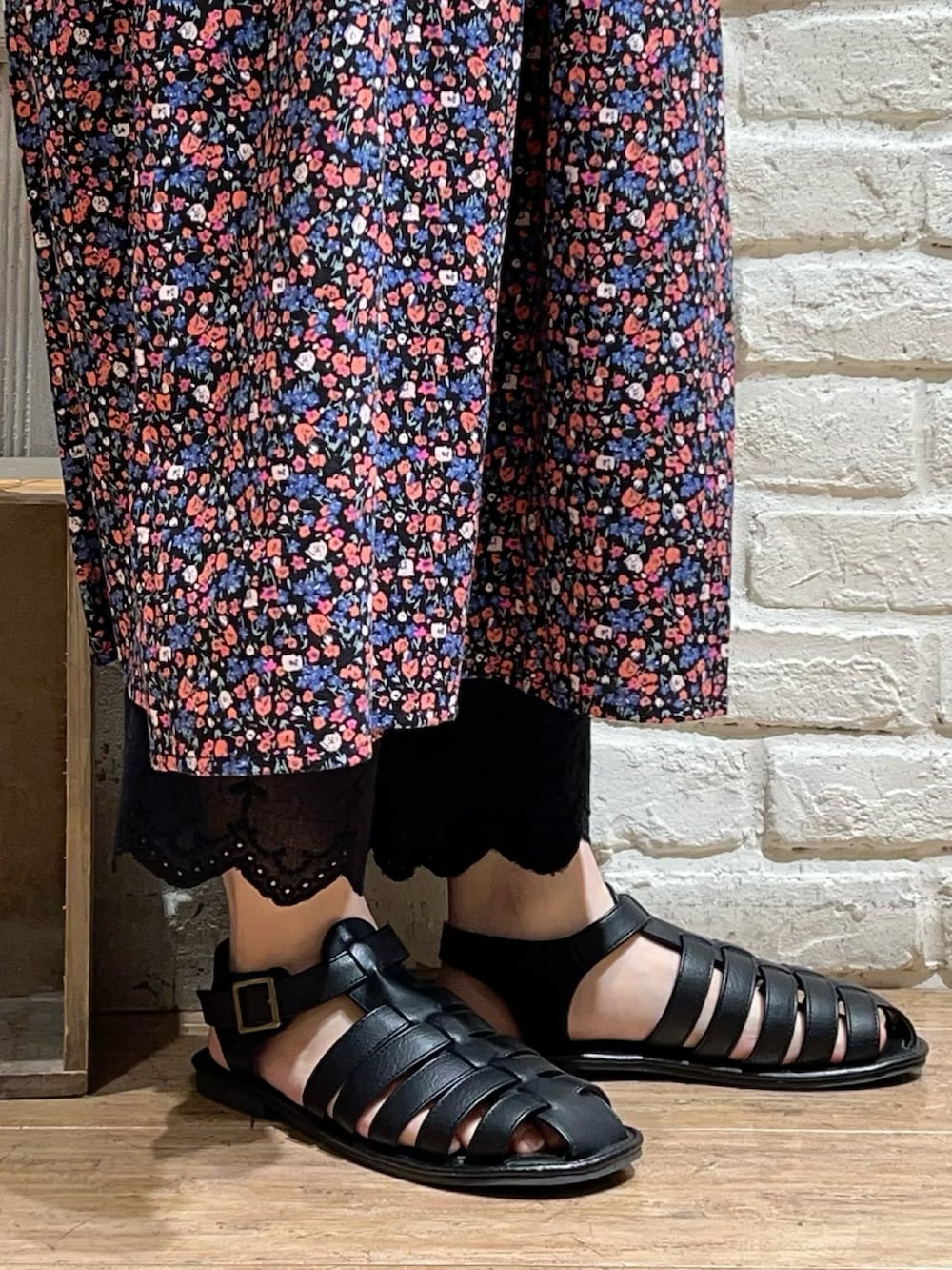 ブラック系のベスト、ピンク系のワンピース、ブラック系のハンドバッグを着用したレディースの夏コーディネートの4枚目の写真