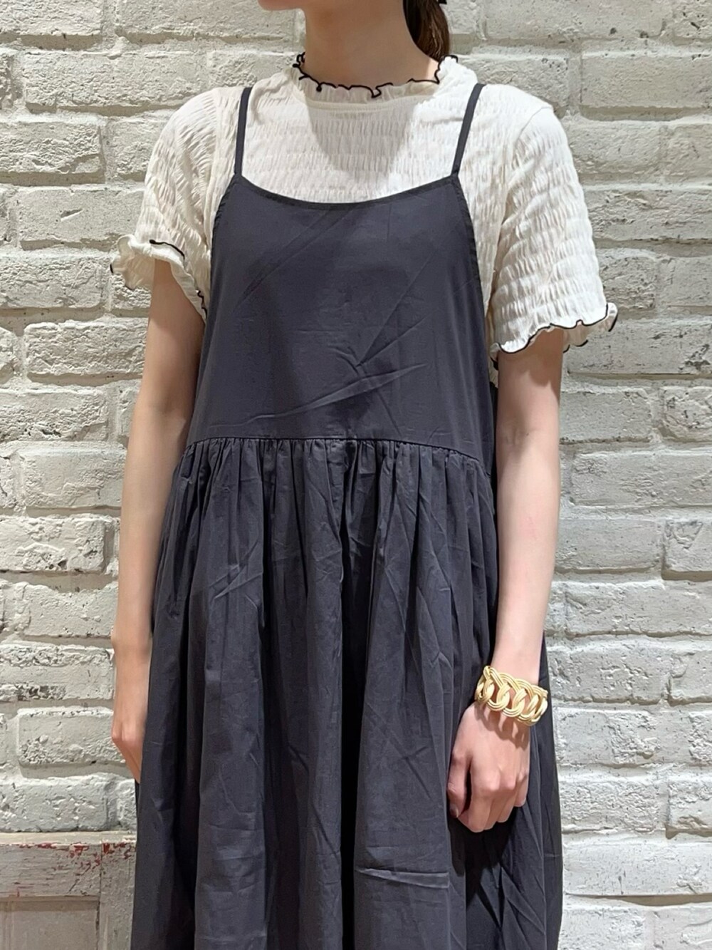 ホワイト系のTシャツ/カットソー、グレー系のシャツ/ブラウス、グレー系のワンピースを着用したレディースの夏コーディネートの2枚目の写真