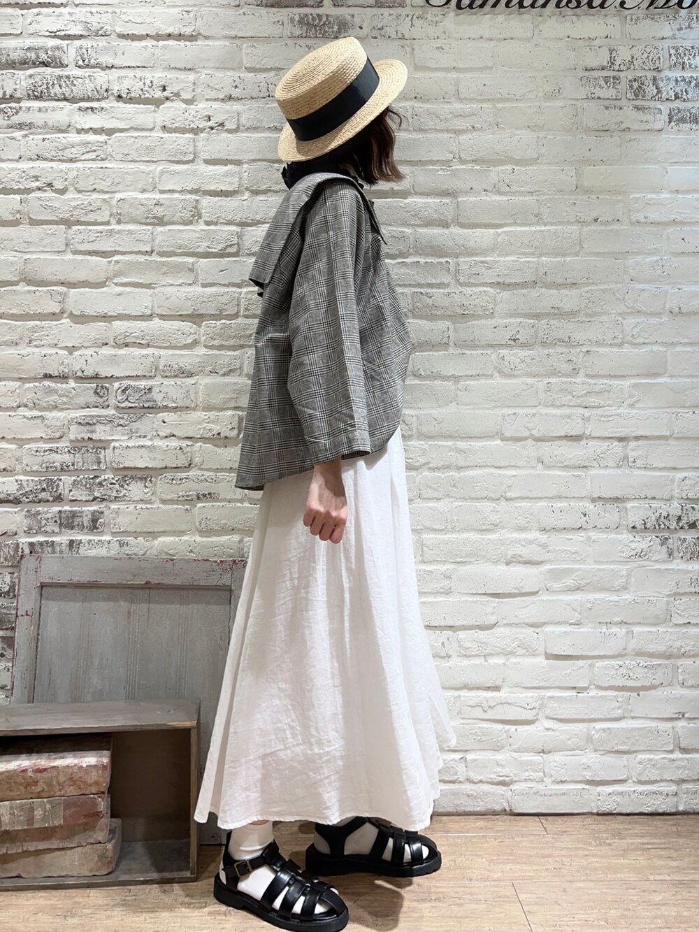 グレー系のTシャツ/カットソー、ブラック系のシャツ/ブラウス、ホワイト系のスカートを着用したレディースの春コーディネートの3枚目の写真