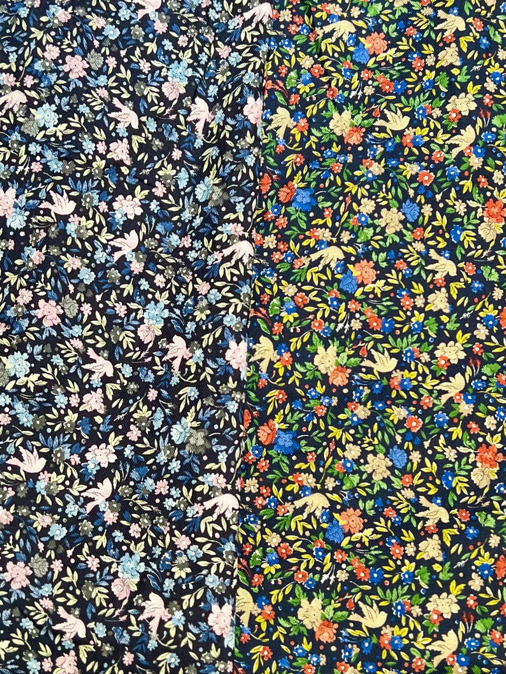 ホワイト系のTシャツ/カットソー、レッド系のワンピース、ブルー系のデニムパンツを着用したレディースの秋コーディネートの5枚目の写真