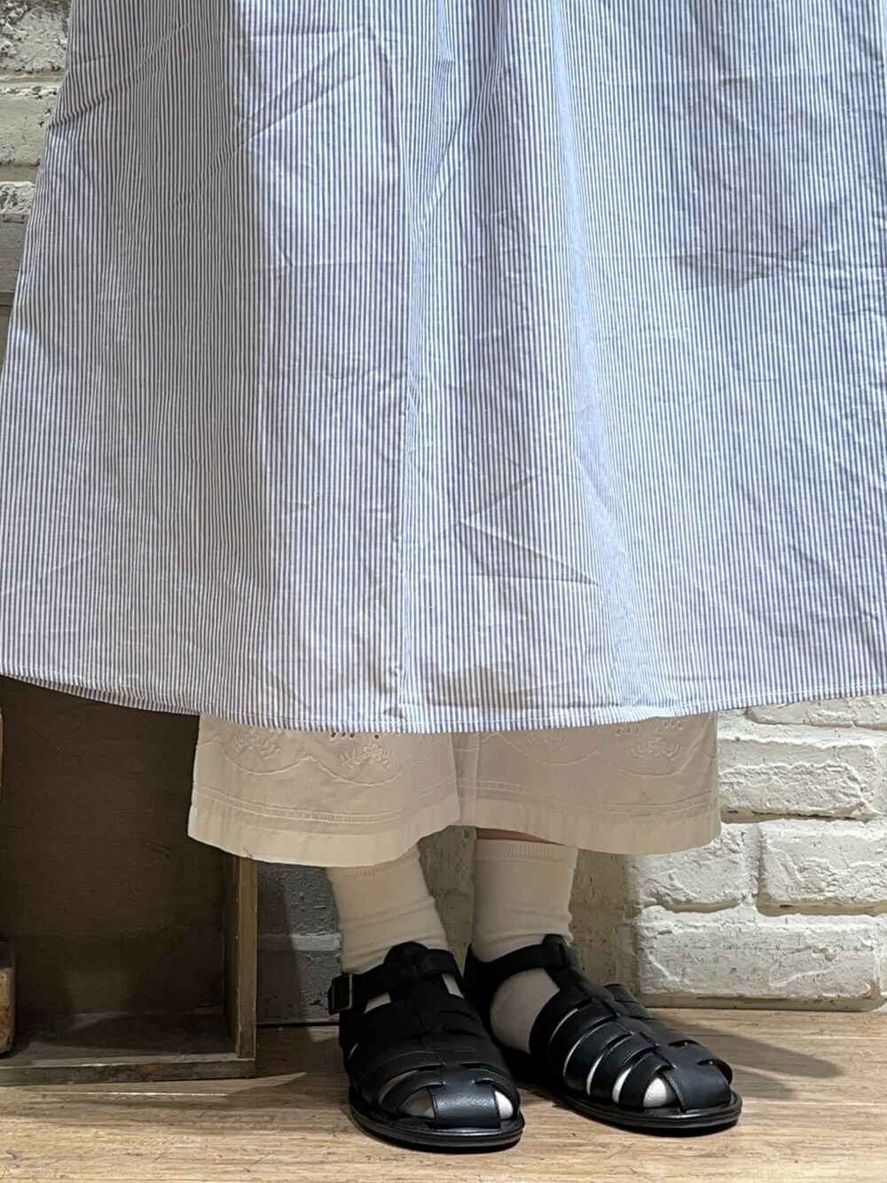 ホワイト系のシャツ/ブラウス、ブルー系のワンピース、ベージュ系のハンドバッグを着用したレディースの春コーディネートの5枚目の写真