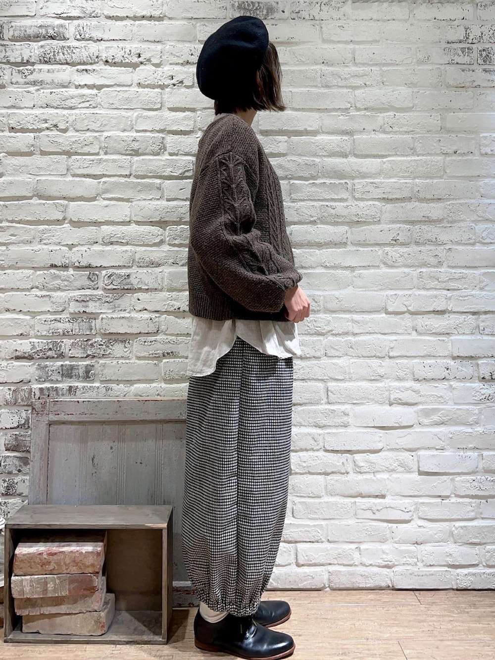 ブラウン系のカーディガン/ボレロ、ホワイト系のシャツ/ブラウス、ホワイト系のその他パンツを着用したレディースの冬コーディネートの3枚目の写真