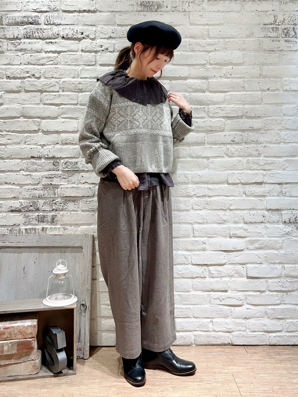 グレー系のシャツ/ブラウス、グレー系のカーディガン/ボレロ、グレー系のその他パンツを着用したレディースの秋コーディネートの3枚目の写真