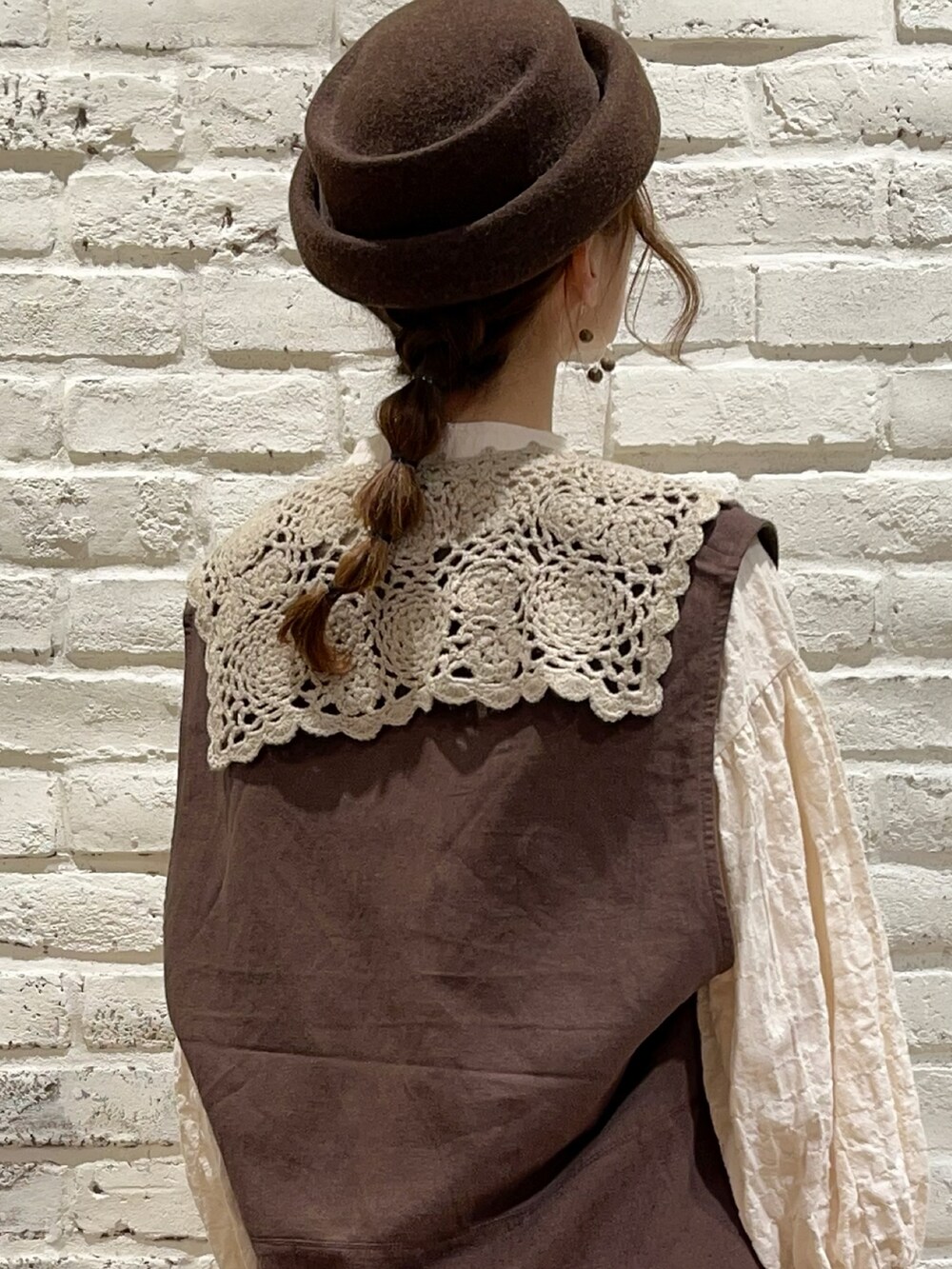 ブラウン系のベスト、ホワイト系のシャツ/ブラウス、ブラウン系のその他パンツを着用したレディースの秋コーディネートの4枚目の写真