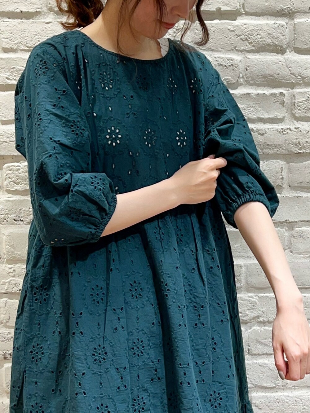 「サマンサ モスモス(Samansa Mos2)、SM2、夏コーデ、ゆるコーデ、レイヤードスタイル、ガーリー、グリーン、ワンピース、ロングワンピース、ティアードワンピース、ティアード、レース、カンカン帽、バレエシューズ」|「Samansa Mos2の太リボンカンカン帽(ハット、ホワイト系)」を使った、いっしき🐻さん(レディース・163cm)の春コーディネートの2枚目の写真