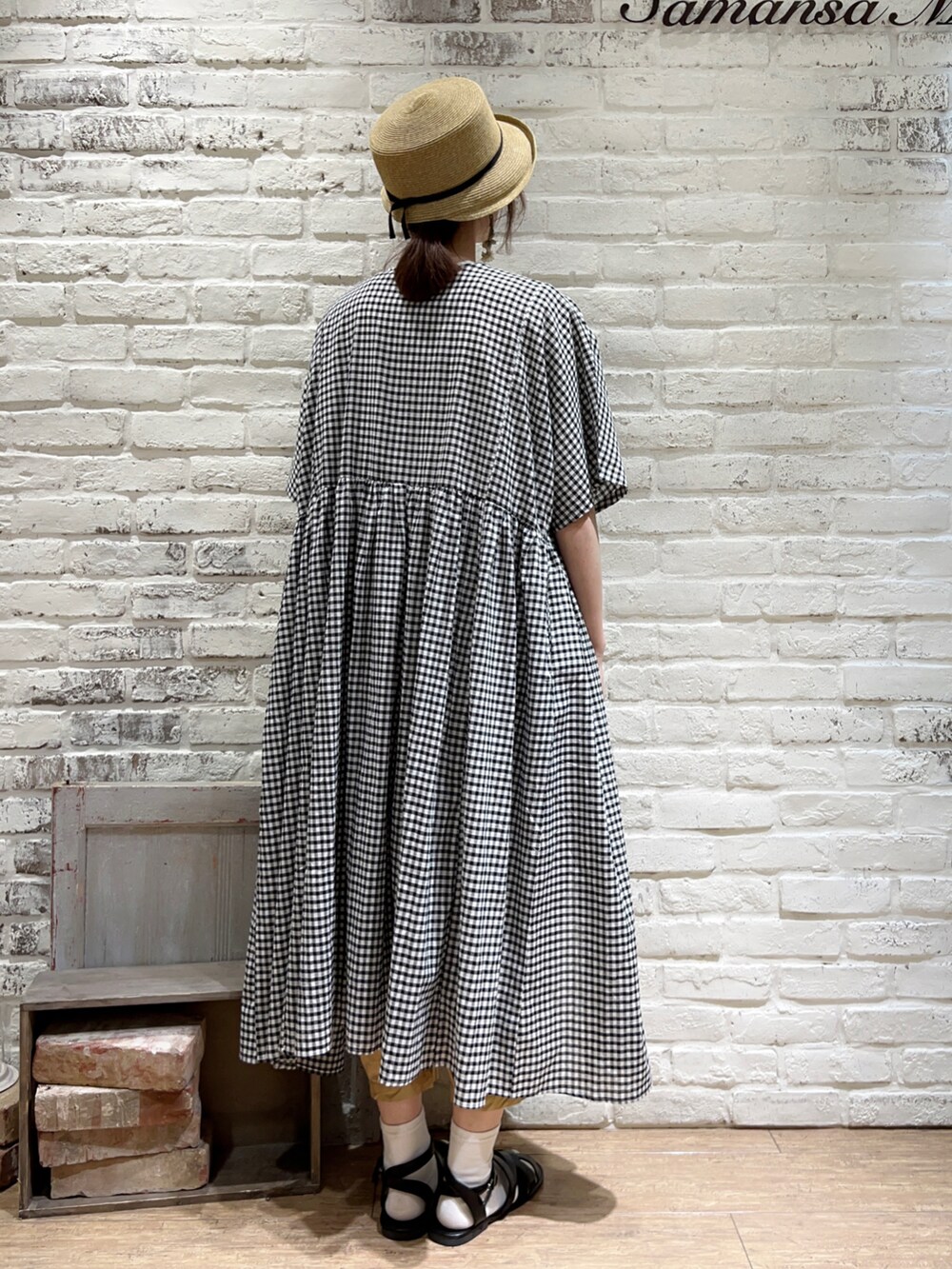 ホワイト系のTシャツ/カットソー、ホワイト系のワンピース、ベージュ系のその他パンツを着用したレディースの秋コーディネートの4枚目の写真