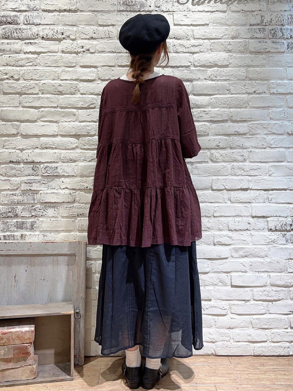ホワイト系のTシャツ/カットソー、ブラウン系のシャツ/ブラウス、ブラック系のスカートを着用したレディースの夏コーディネートの4枚目の写真