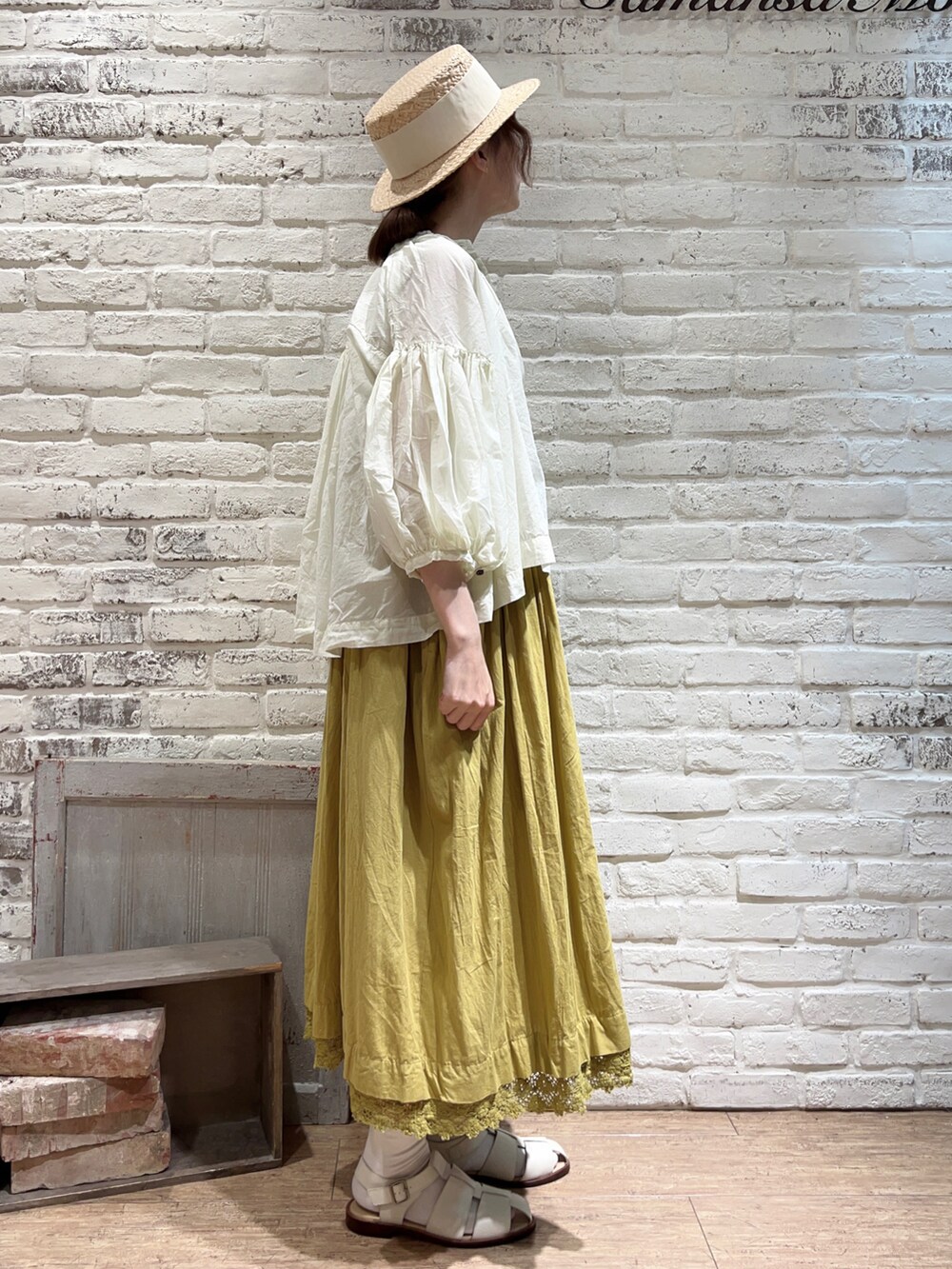 ホワイト系のタンクトップ、イエロー系のシャツ/ブラウス、グリーン系のワンピースを着用したレディースの春コーディネートの3枚目の写真