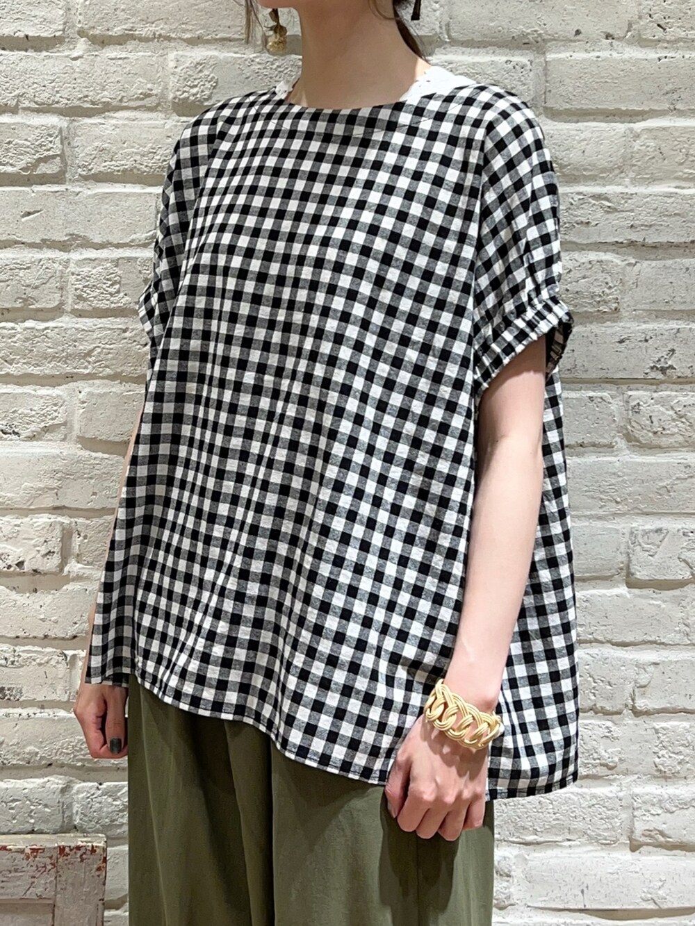 ホワイト系のTシャツ/カットソー、ブラック系のシャツ/ブラウス、ブラック系のハンドバッグを着用したレディースの秋コーディネートの2枚目の写真