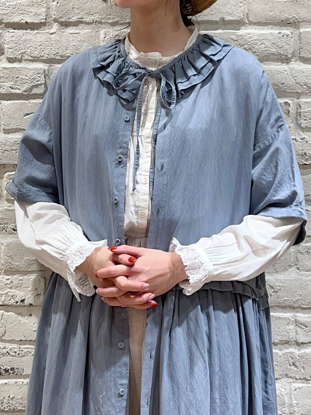 ホワイト系のシャツ/ブラウス、ブルー系のワンピース、ホワイト系のその他パンツを着用したレディースの秋コーディネートの2枚目の写真