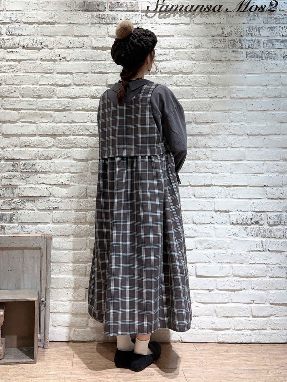 ブラック系のTシャツ/カットソー、グレー系のシャツ/ブラウス、グレー系のノーカラーコートを着用したレディースの冬コーディネートの3枚目の写真