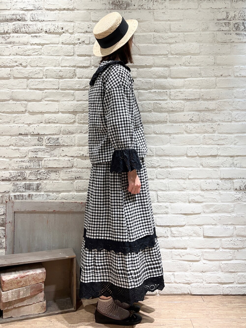 ホワイト系のシャツ/ブラウス、グレー系のシャツ/ブラウス、グレー系のスカートを着用したレディースの春コーディネートの3枚目の写真
