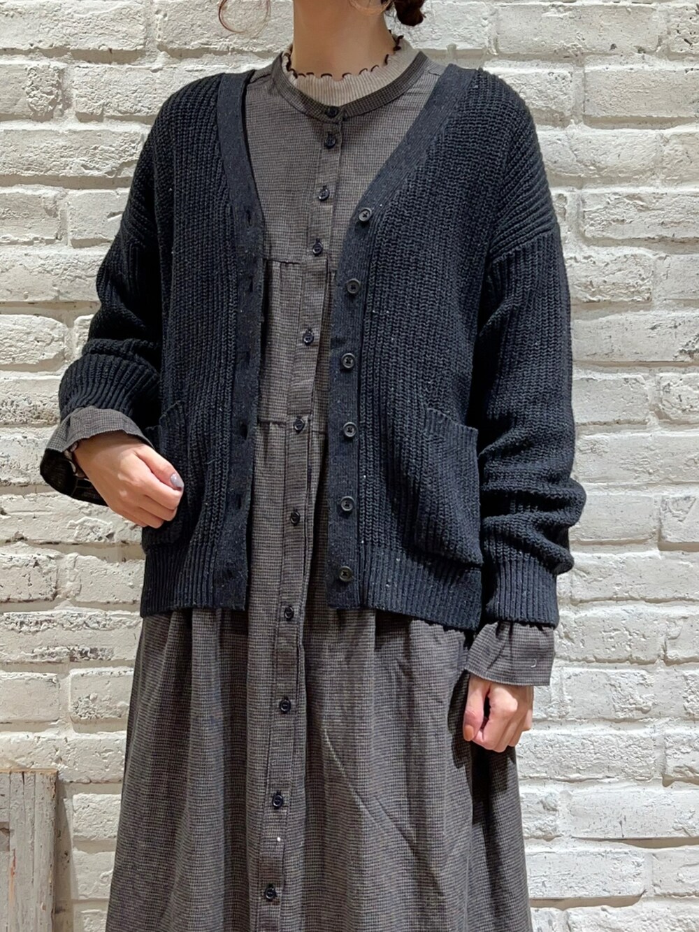 ベージュ系のTシャツ/カットソー、グレー系のカーディガン/ボレロ、ブルー系のワンピースを着用したレディースの秋コーディネートの2枚目の写真