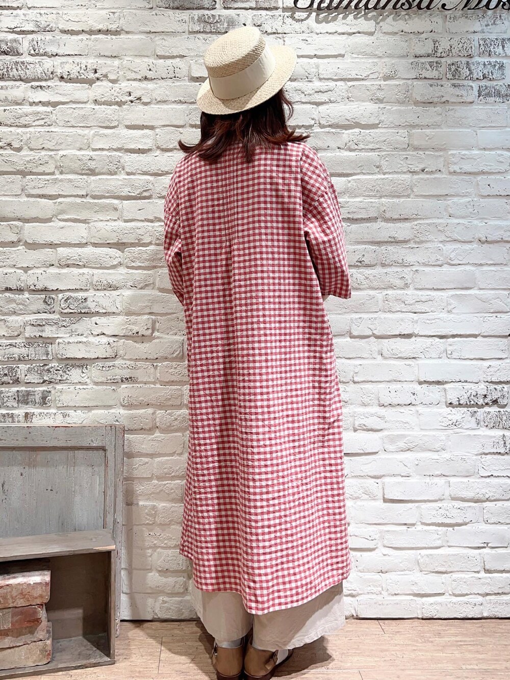 ホワイト系のシャツ/ブラウス、ホワイト系のTシャツ/カットソー、ピンク系のワンピースを着用したレディースの春コーディネートの4枚目の写真