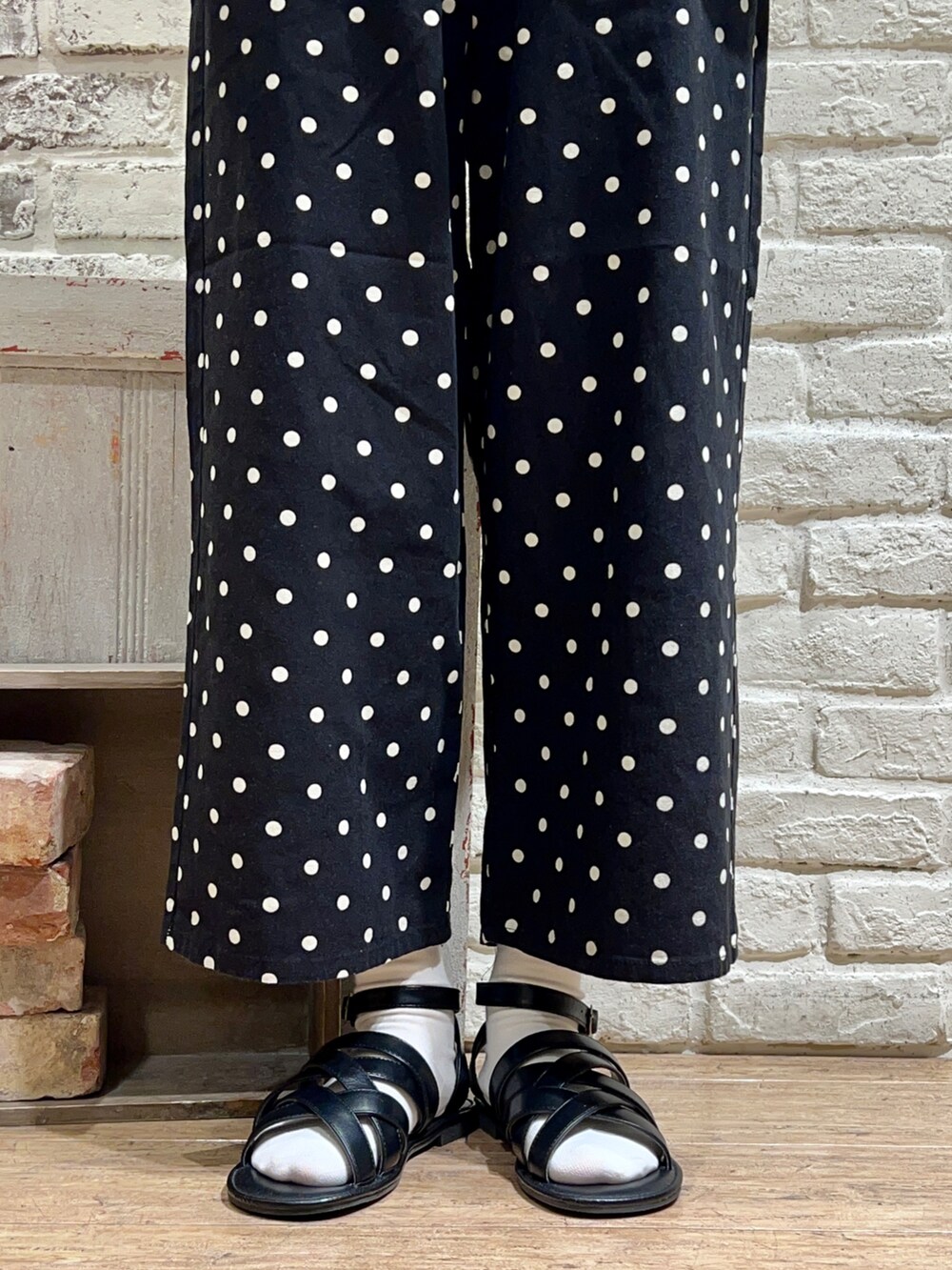 ホワイト系のシャツ/ブラウス、ブラック系のハンドバッグ、ブラック系のその他パンツを着用したレディースの秋コーディネートの5枚目の写真