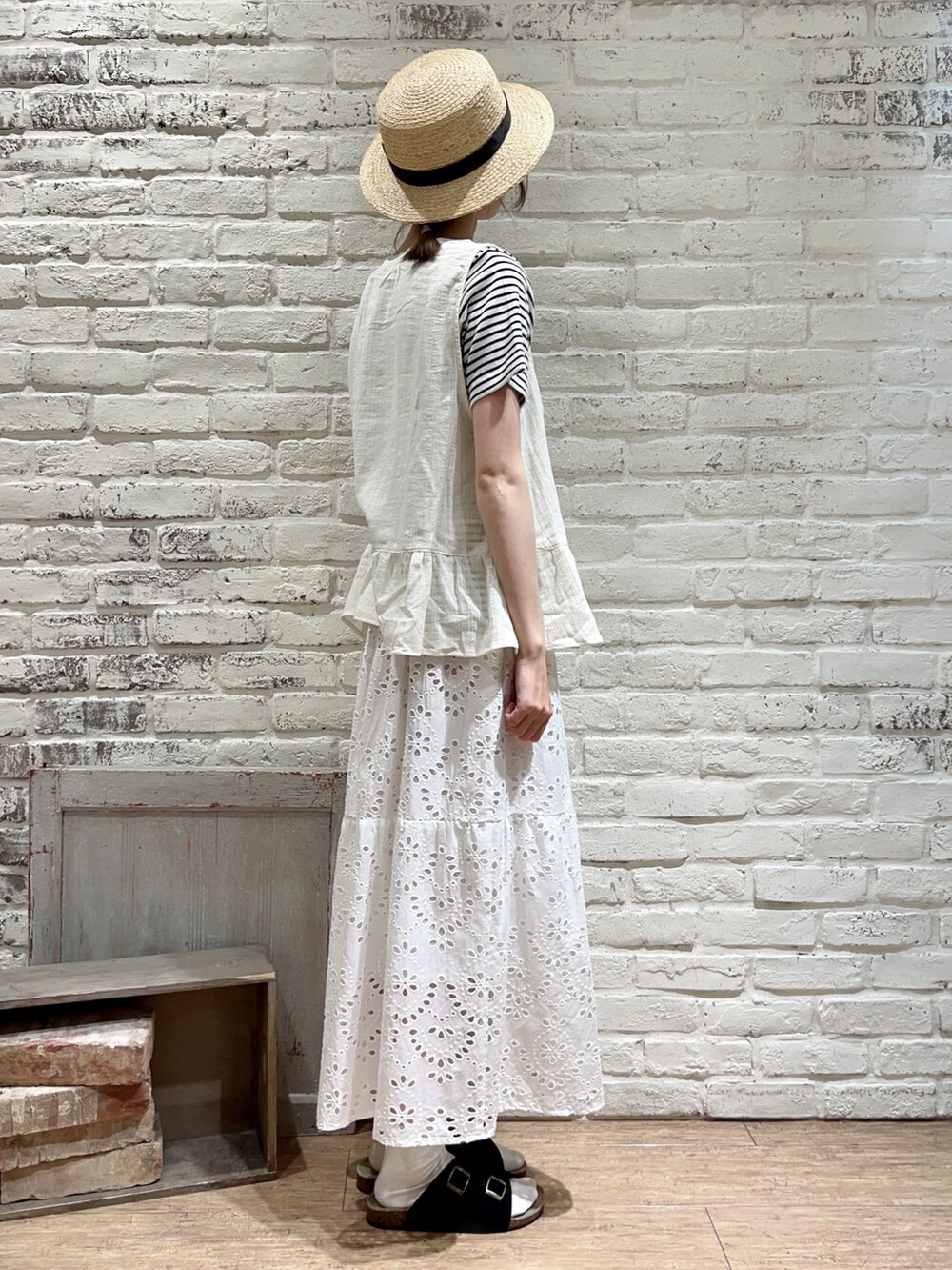 ホワイト系のTシャツ/カットソー、ホワイト系のシャツ/ブラウス、ブラック系のハンドバッグを着用したレディースの夏コーディネートの3枚目の写真