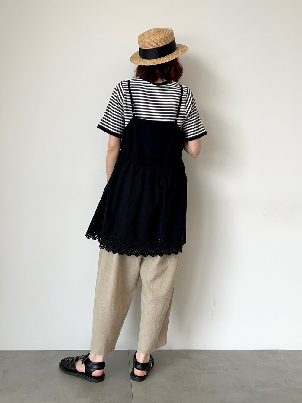 ブラック系のシャツ/ブラウス、ホワイト系のTシャツ/カットソー、ベージュ系のその他パンツを着用したレディースの春コーディネートの3枚目の写真