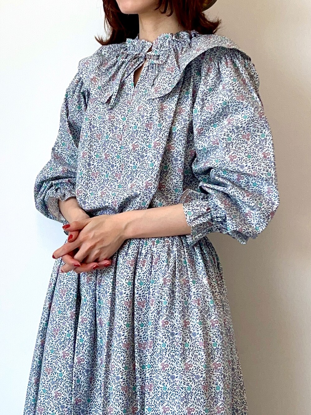 ブルー系のシャツ/ブラウス、ブルー系のスカート、ホワイト系のサンダルを着用したレディースの春コーディネートの2枚目の写真