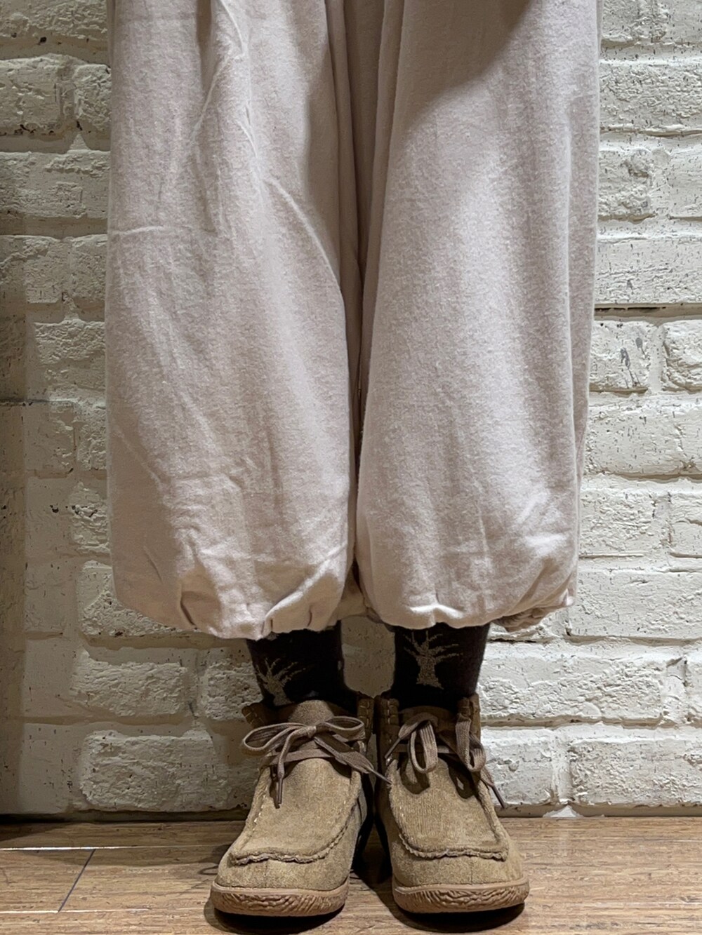 ホワイト系のシャツ/ブラウス、ブラウン系のベスト、ベージュ系のその他アウターを着用したレディースの秋コーディネートの5枚目の写真