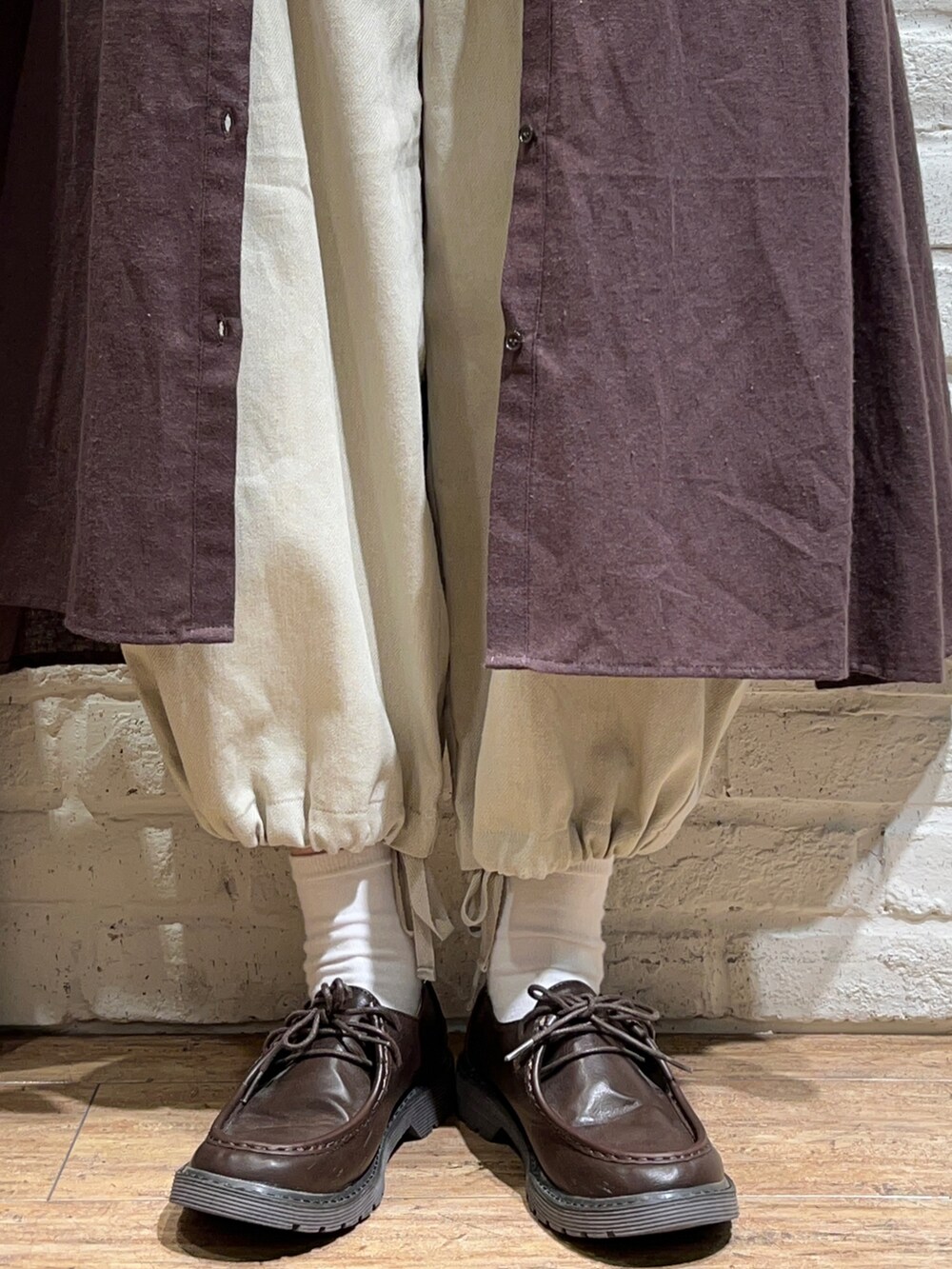 ホワイト系のTシャツ/カットソー、ブラウン系のワンピース、ベージュ系のその他パンツを着用したレディースの秋コーディネートの5枚目の写真