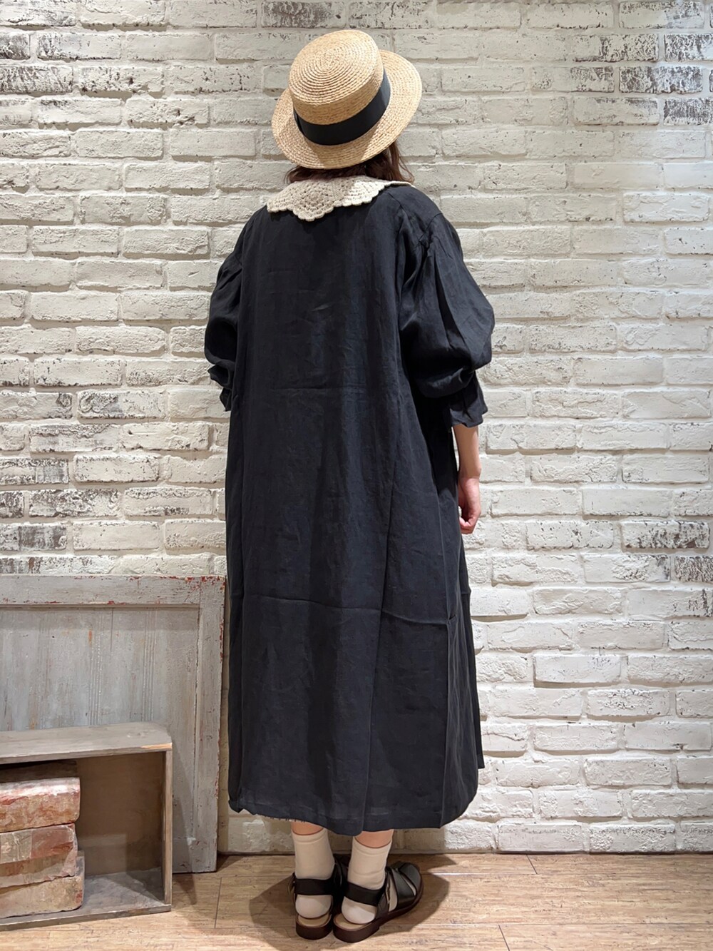 ブラック系のワンピース、グレー系のワンピース、ブラック系のサンダルを着用したレディースの春コーディネートの4枚目の写真