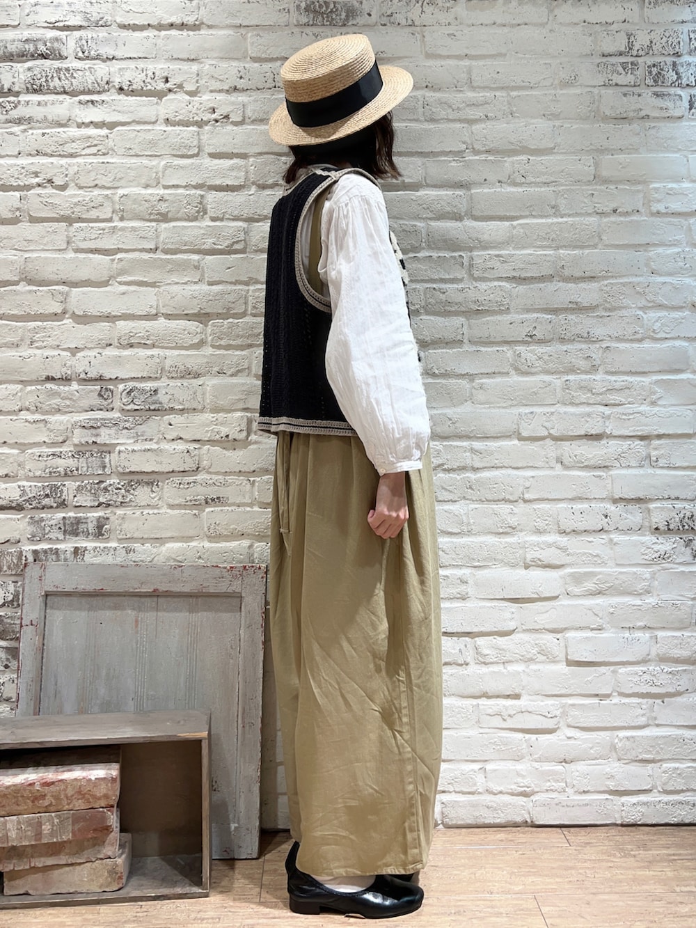 「サマンサ モスモス(Samansa Mos2)、Samansa Mos2、SM2、春コーデ、ゆるコーデ、レイヤードスタイル、ニットベスト、ベスト、花柄、サロペット、カンカン帽、バレエシューズ」｜「Samansa Mos2のオーバーレースブラウス（シャツ/ブラウス、ホワイト系）」を使った、いっしき🐻さん（レディース・163cm）の春コーディネートの2枚目の写真