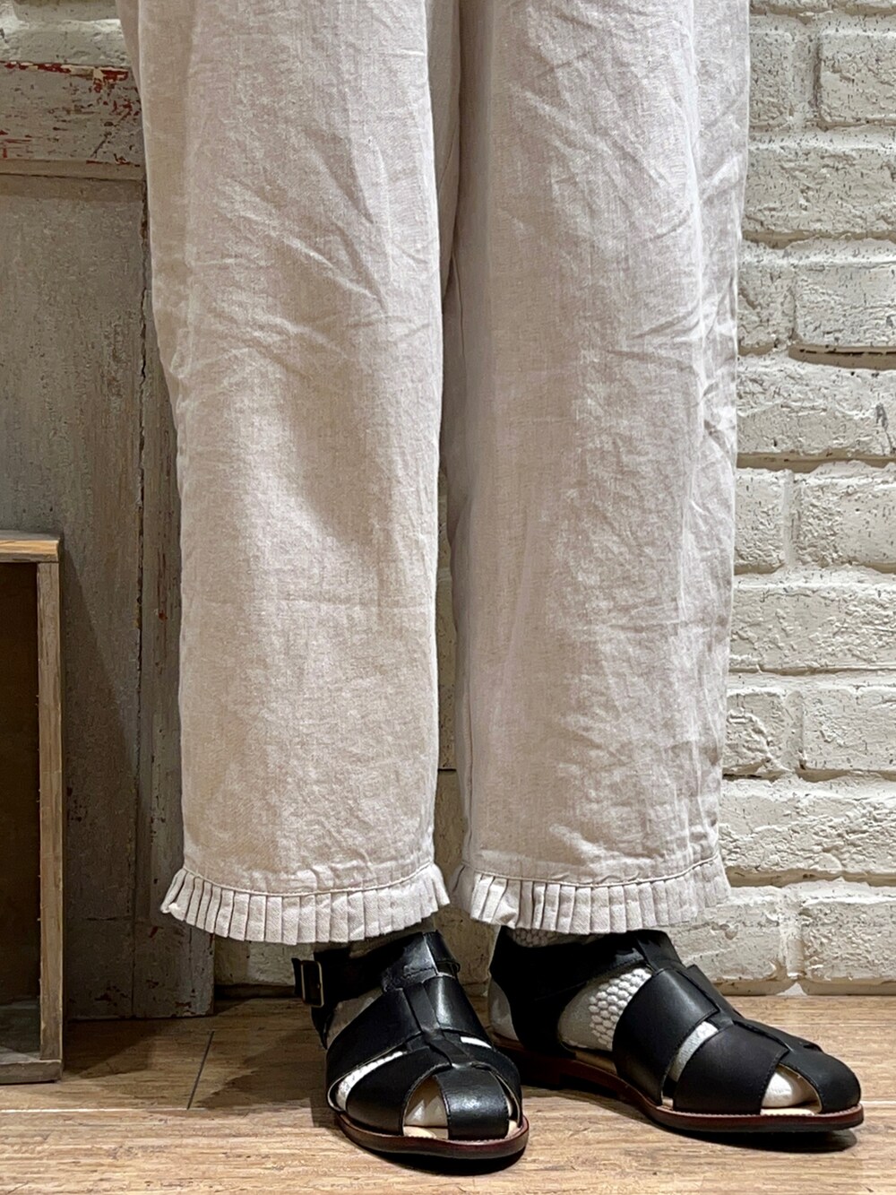 ホワイト系のシャツ/ブラウス、ブルー系のワンピース、ホワイト系のその他パンツを着用したレディースの秋コーディネートの5枚目の写真