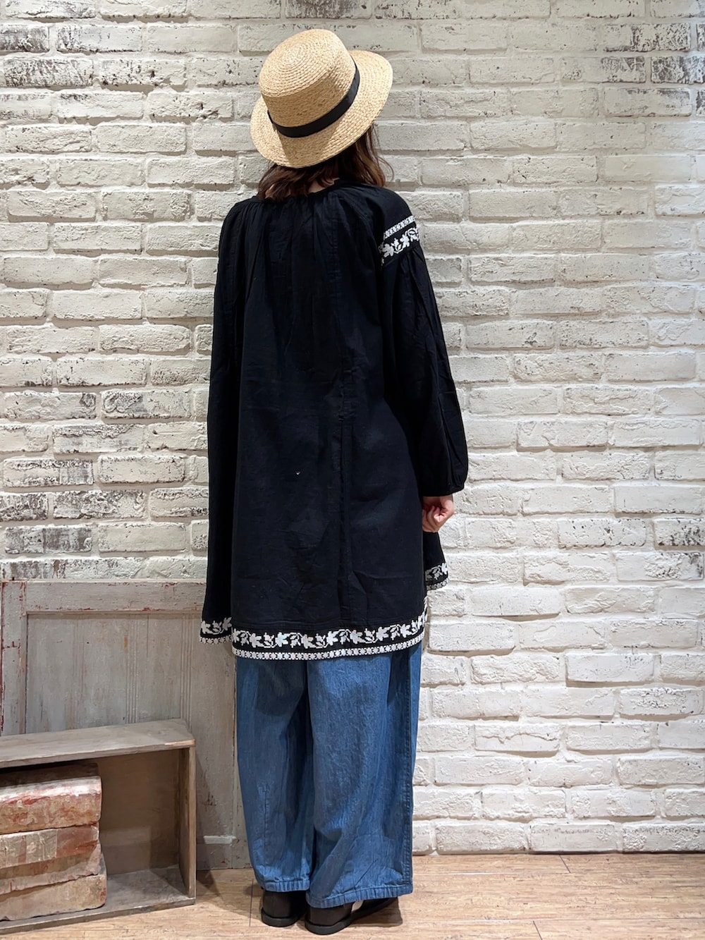 「サマンサ モスモス(Samansa Mos2)、Samansa Mos2、SM2、春夏コーデ、ゆるコーデ、刺繍、レース、チュニック、デニム、デニムパンツ、ワイドパンツ、ワイドデニム、カンカン帽、かごバッグ、サンダル」|「Samansa Mos2のラフィアカンカン帽(ハット、ブラック系)」を使った、いっしき🐻さん(レディース・163cm)の春コーディネートの4枚目の写真