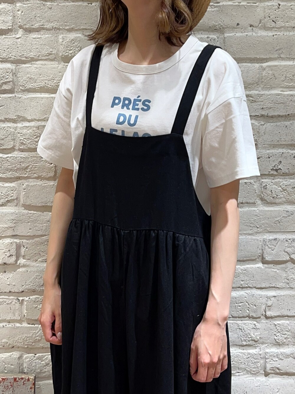 「サマンサ モスモス(Samansa Mos2)、SM2、Samansa Mos2、春夏コーデ、夏コーデ、ゆるコーデ、カジュアルコーデ、レイヤードスタイル、大人カジュアル、シャツワンピ、ワンピース、ストライプ、ロゴT、サロペット、グルカサンダル」｜「Samansa Mos2の【リンネル5月号掲載アイテム】【イージーケア＋UVカット】お手入れラクラクシャツワンピ（シャツワンピース、ブルー系）」を使った、いっしき🐻さん（レディース・163cm）の春コーディネートの2枚目の写真