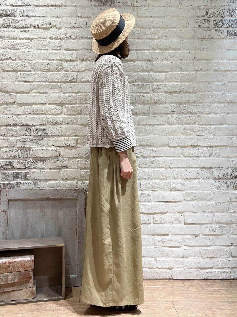 グレー系のTシャツ/カットソー、ホワイト系のカーディガン/ボレロ、ベージュ系のその他パンツを着用したレディースの春コーディネートの3枚目の写真