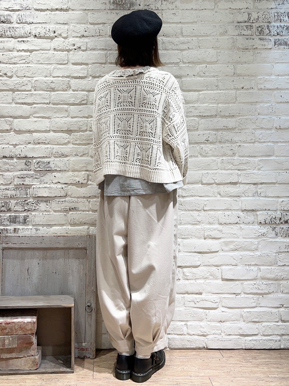 グレー系のシャツ/ブラウス、ホワイト系のニット/セーター、ベージュ系のその他パンツを着用したレディースの冬コーディネートの4枚目の写真