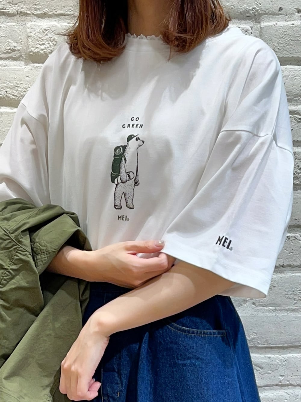 「サマンサ モスモス(Samansa Mos2)、SM2、春コーデ、ゆるコーデ、ロゴT、プリントT、Tシャツ、夏だ!Tシャツ着よう!、マウンテンパーカー、デニム、フレアスカート、デニムスカート、カンカン帽、グルカサンダル、サンダル」|「Samansa Mos2の襟レースノースリカットソー(Tシャツ/カットソー、ホワイト系)」を使った、いっしき🐻さん(レディース・163cm)の春コーディネートの3枚目の写真