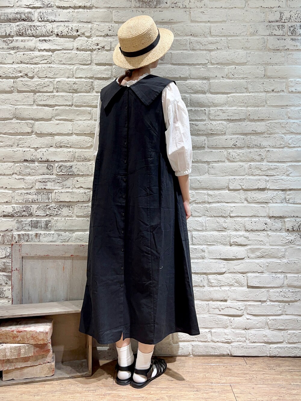 ホワイト系のシャツ/ブラウス、ブラック系のワンピース、ブラック系のハンドバッグを着用したレディースの夏コーディネートの4枚目の写真