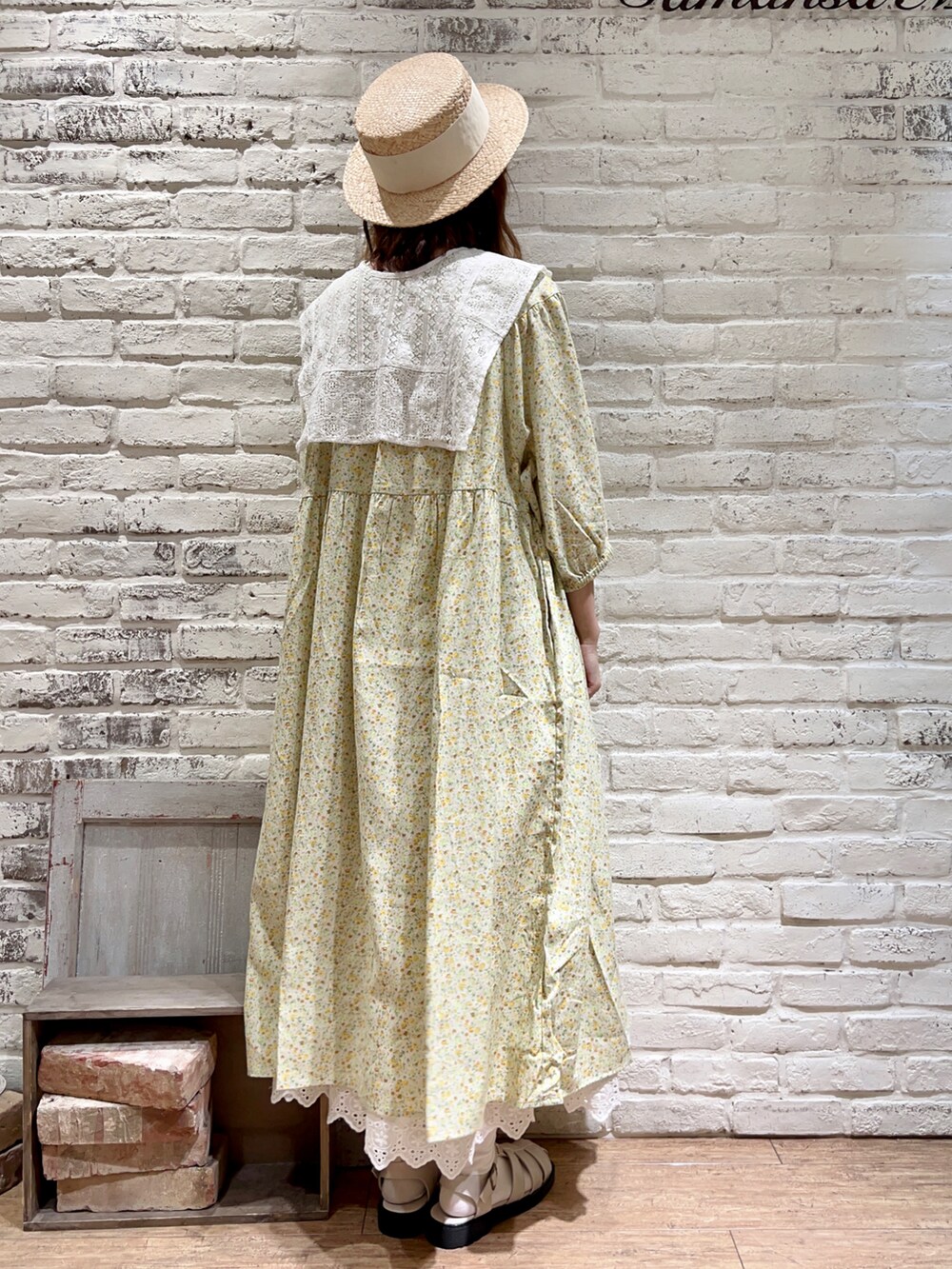 ホワイト系のシャツ/ブラウス、イエロー系のワンピース、ホワイト系のハンドバッグを着用したレディースの夏コーディネートの4枚目の写真