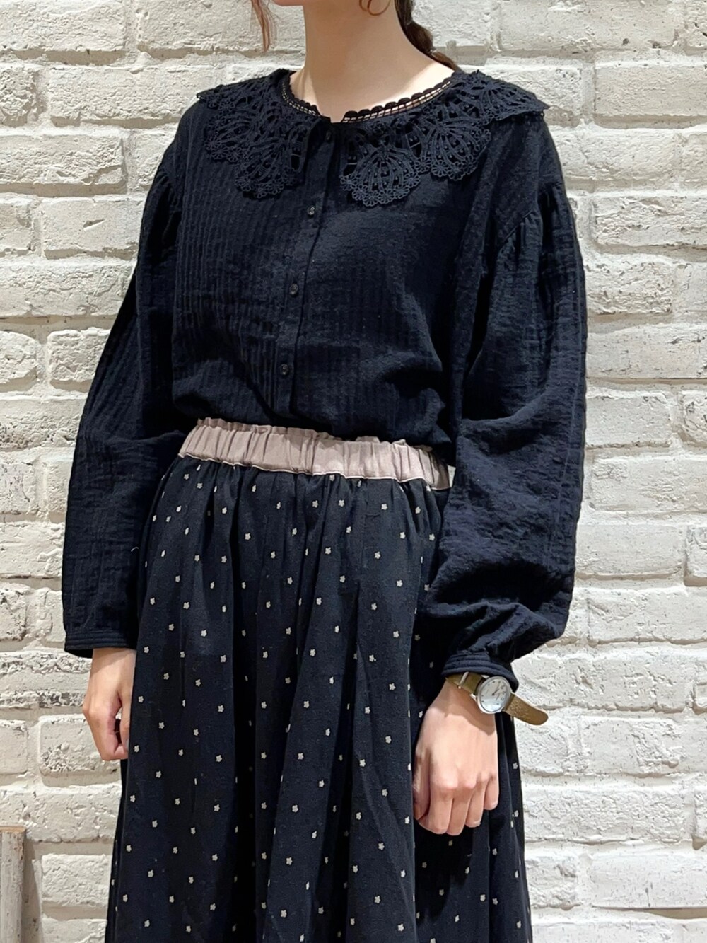 ブラック系のシャツ/ブラウス、ベージュ系のノーカラージャケット、ブラック系のスカートを着用したレディースの冬コーディネートの3枚目の写真